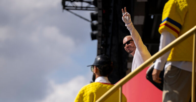 Read more about the article Putting Stars in the Sky With a Halftime Stage