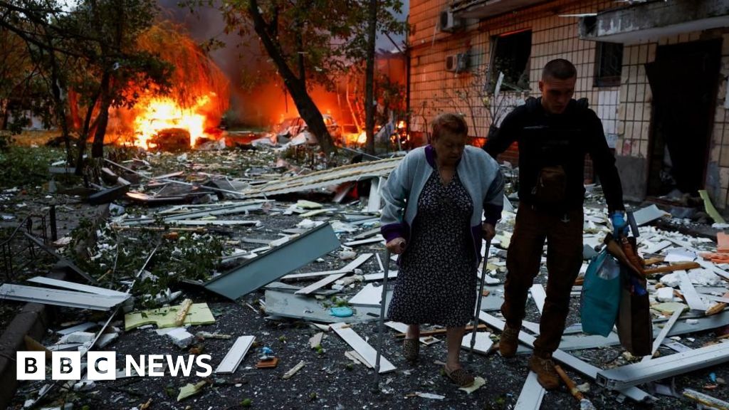 You are currently viewing Russian strikes on Kyiv kill six and injure more than 50, Ukrainian officials say