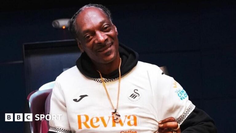 Read more about the article Snoop Dogg: Rapper becomes Swansea City investor and co-owner