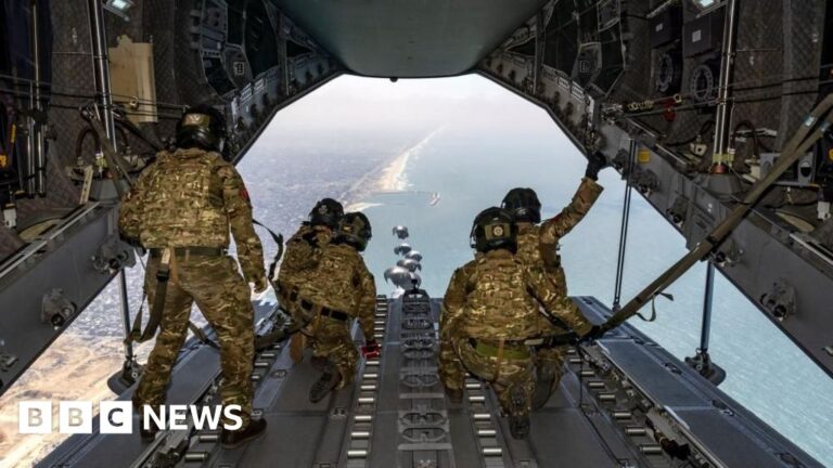 Read more about the article Starmer suggests UK will play role in Gaza aid air drops