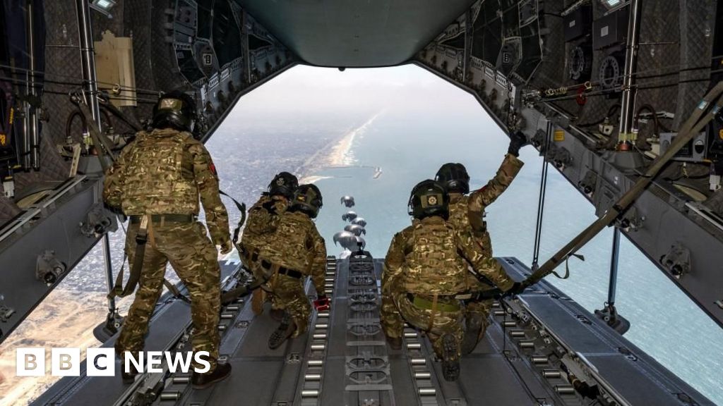You are currently viewing Starmer suggests UK will play role in Gaza aid air drops