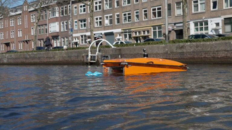 Read more about the article The floating robot collecting rubbish in our waterways