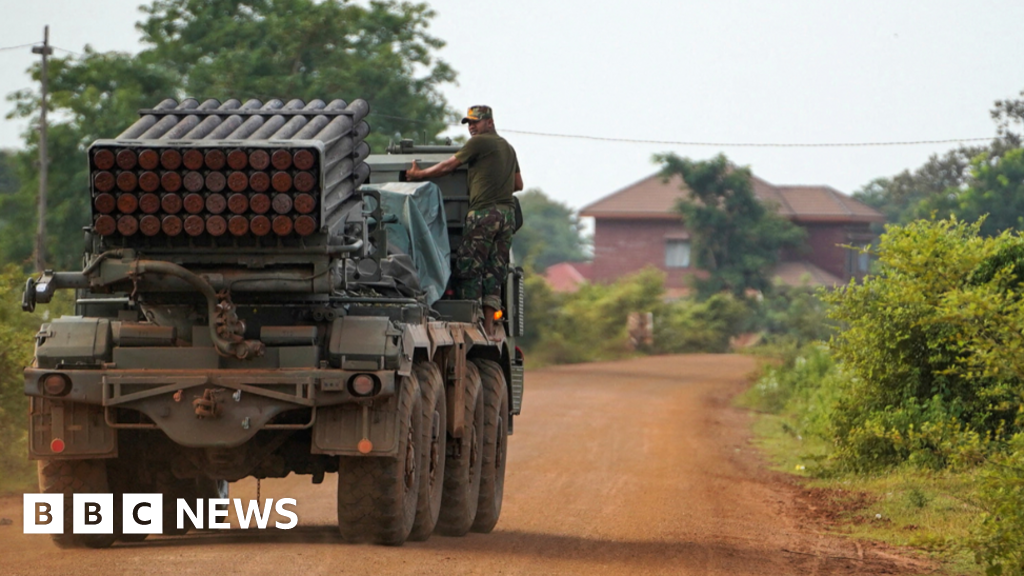 You are currently viewing Trump calls on Thailand and Cambodia to cease fire and talk trade