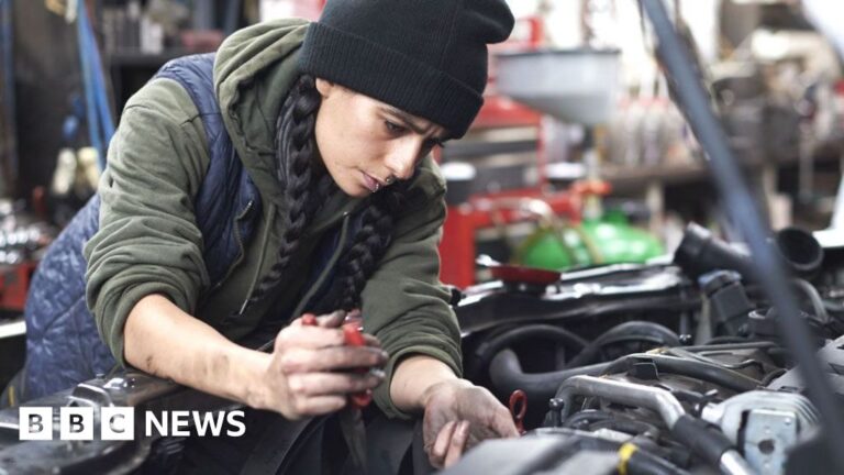 Read more about the article UK jobs market weakens as unemployment rate rises