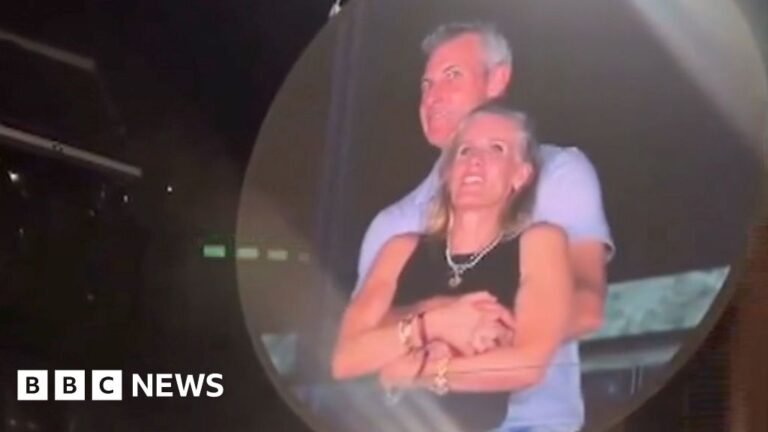 Read more about the article US tech CEO suspended after Coldplay concert embrace goes viral