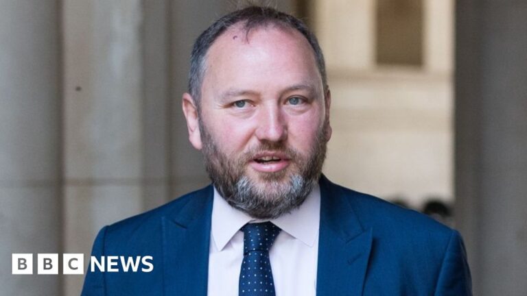 Read more about the article Welfare system will ‘explode’ without reform, says Ian Murray