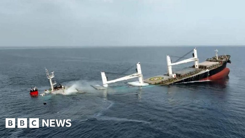Yemen Houthis sink second Red Sea cargo ship in a week - Stream24 News You are currently viewing Yemen Houthis sink second Red Sea cargo ship in a week