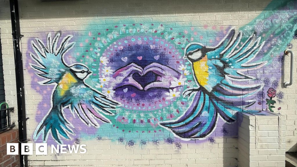 You are currently viewing Artists help Tamworth pupils and cancer centre users create murals