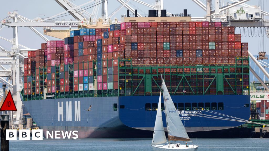 Read more about the article Carney ‘disappointed’ as Trump increases tariffs on Canada to 35%