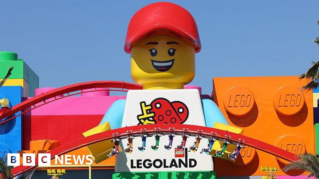 You are currently viewing China bets on Western theme parks to lift spending