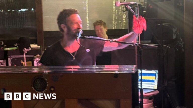 Read more about the article Chris Martin surprises fans with impromptu pub gig in Calderdale