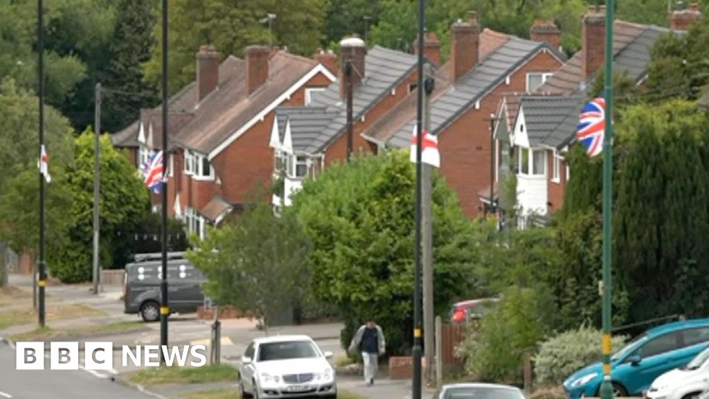 Read more about the article Council takes down England and union flags hung by Birmingham locals