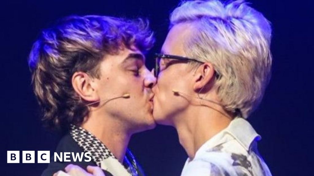 Couple get married on stage in the middle of Edinburgh Fringe show - Stream24 News You are currently viewing Couple get married on stage in the middle of Edinburgh Fringe show