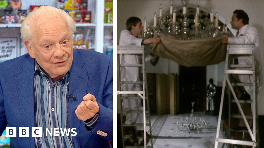You are currently viewing David Jason on that iconic chandelier scene
