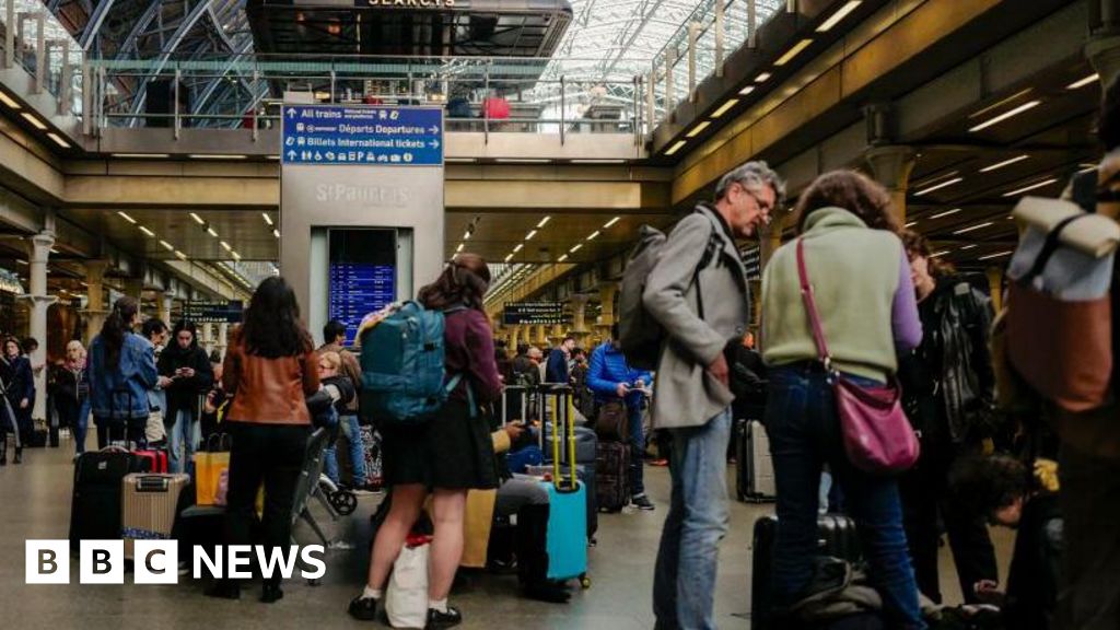 Read more about the article Eurostar passengers told to postpone journeys to and from Paris