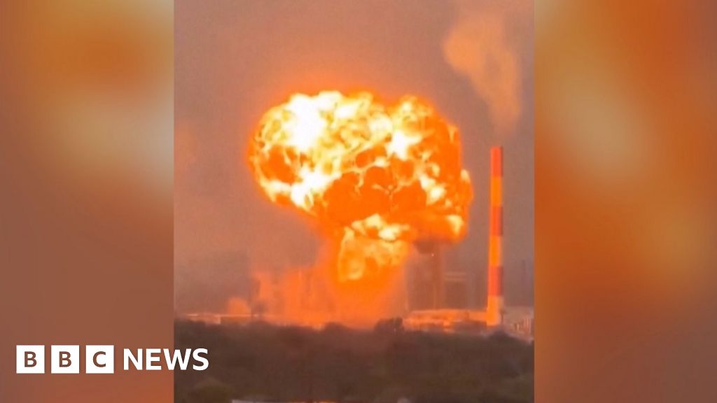 Read more about the article Explosion rocks Russian oil facility