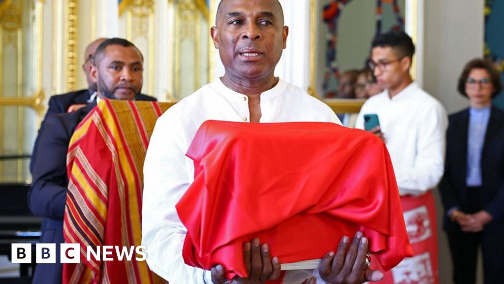Read more about the article France returns skull of monarch killed during colonial era