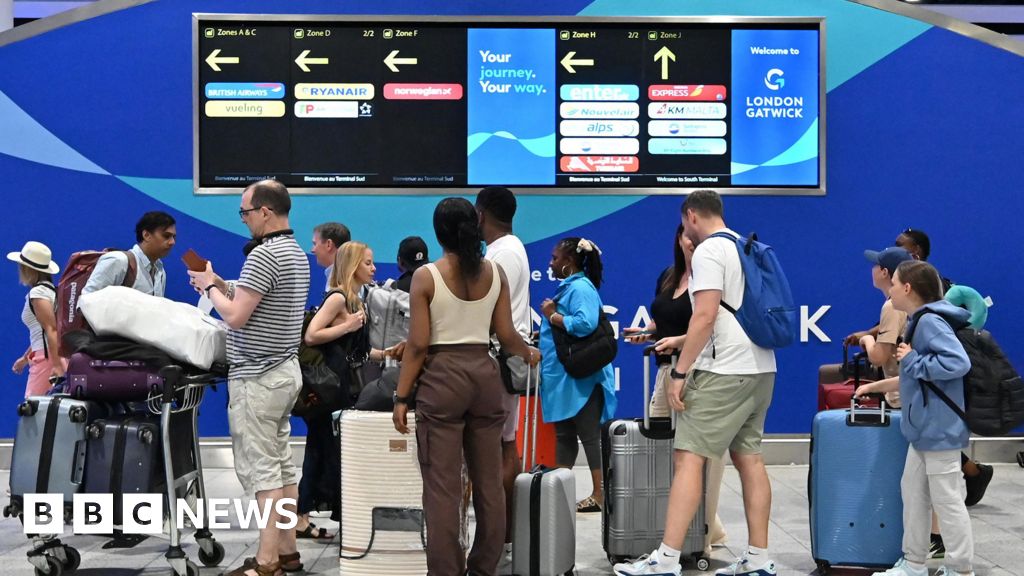 Gatwick baggage screeners to strike on bank holiday - Stream24 News You are currently viewing Gatwick baggage screeners to strike on bank holiday