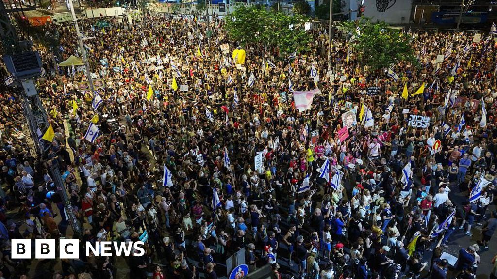 Huge crowds gather in Israel calling for hostage deal and end to Gaza war - Stream24 News You are currently viewing Huge crowds gather in Israel calling for hostage deal and end to Gaza war