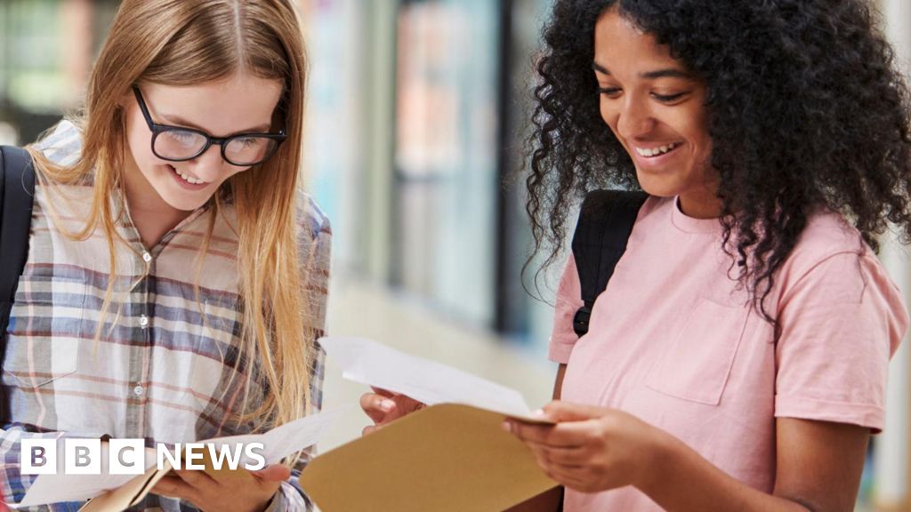 You are currently viewing More teens to get their choice of uni even if they miss their grades, says Ucas