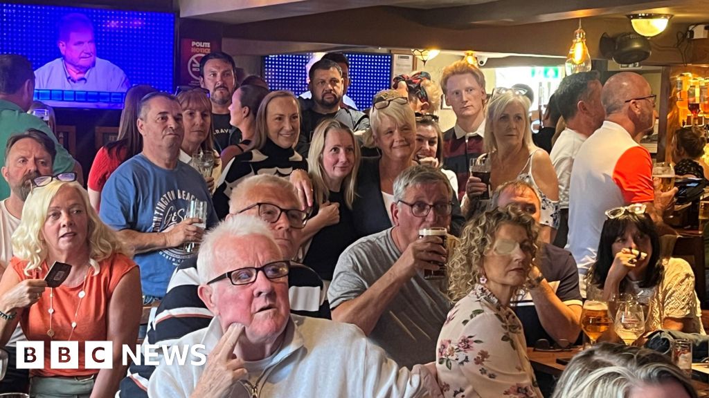 Read more about the article Packed pub watches The Chase fan Tim McCarthy’s posthumous win