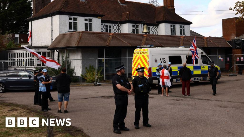 You are currently viewing Police make three arrests during Epping protest