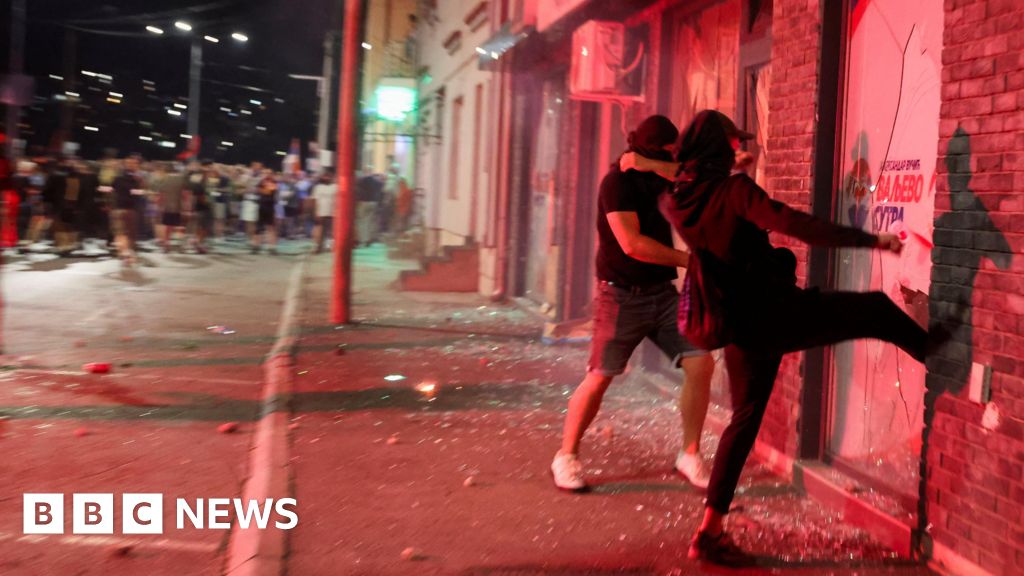 You are currently viewing Serbia ruling party offices set on fire in fifth night of protests