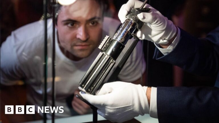 Read more about the article Star Wars Darth Vader lightsaber put at £7m displayed
