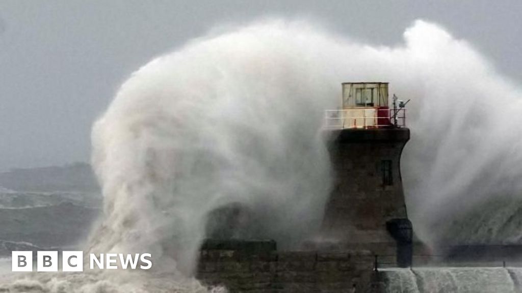 Read more about the article Storm Floris amber weather warning issued as strong winds to disrupt travel