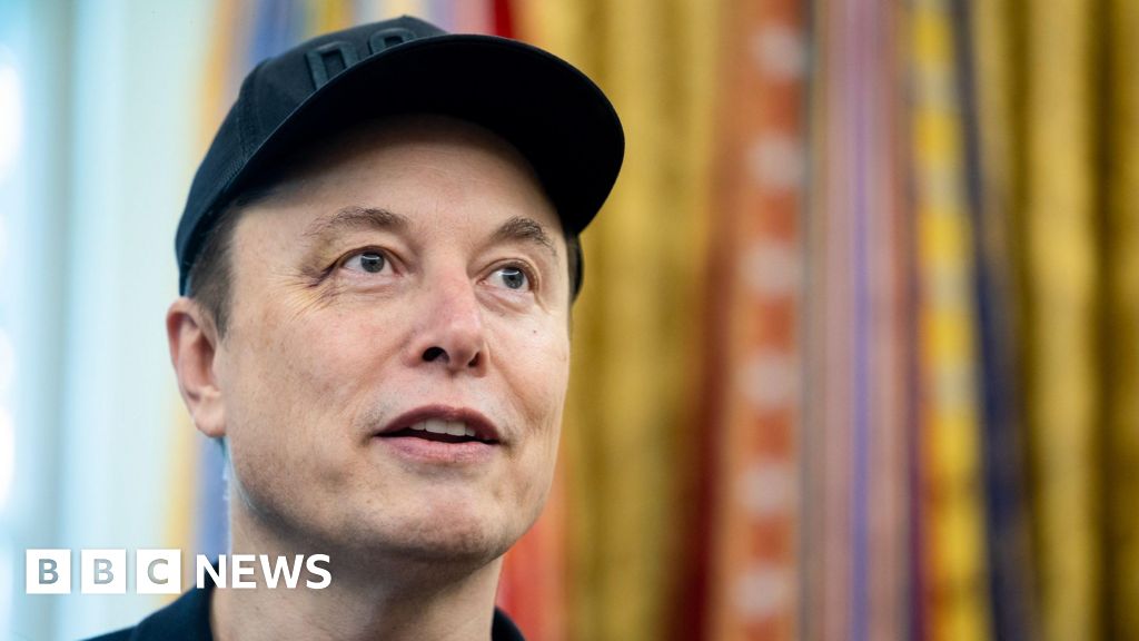 Read more about the article Tesla awards boss Elon Musk $29bn in shares