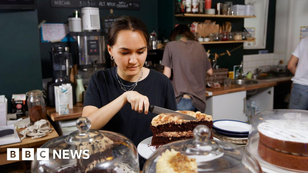 UK vacancies fall as the jobs market cools - Stream24 News You are currently viewing UK vacancies fall as the jobs market cools