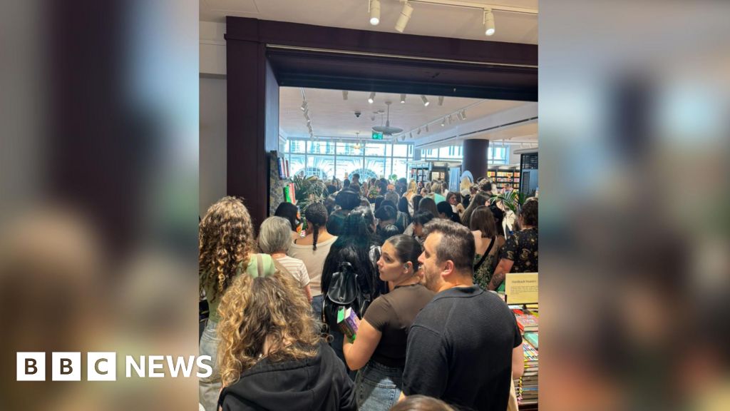 Read more about the article Waterstones sorry after readers criticise event ‘overcrowding’